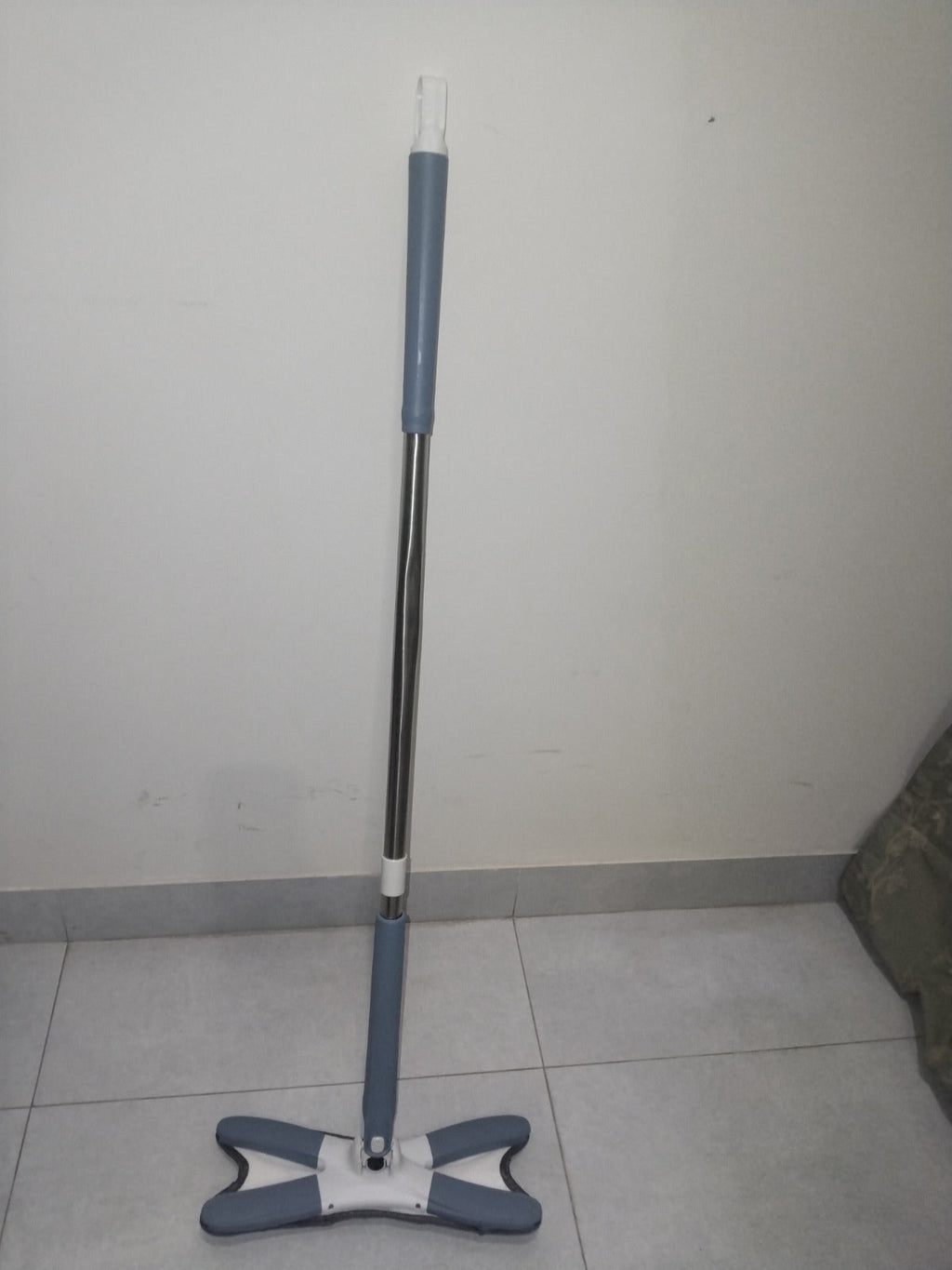 Rotating X Mop Flat Microfiber Floor Mop with 360° Squeeze System and Replaceable Cloth Heads