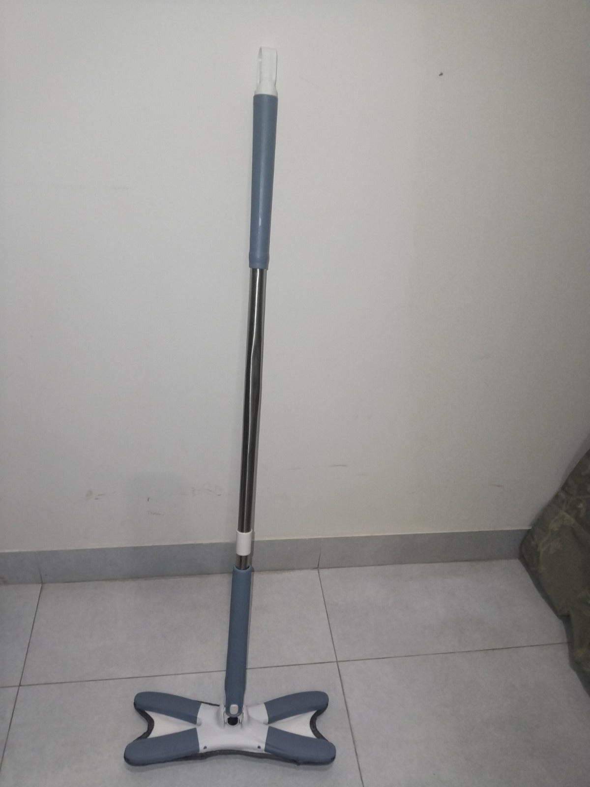 Rotating X Mop Flat Microfiber Floor Mop with 360° Squeeze System and Replaceable Cloth Heads